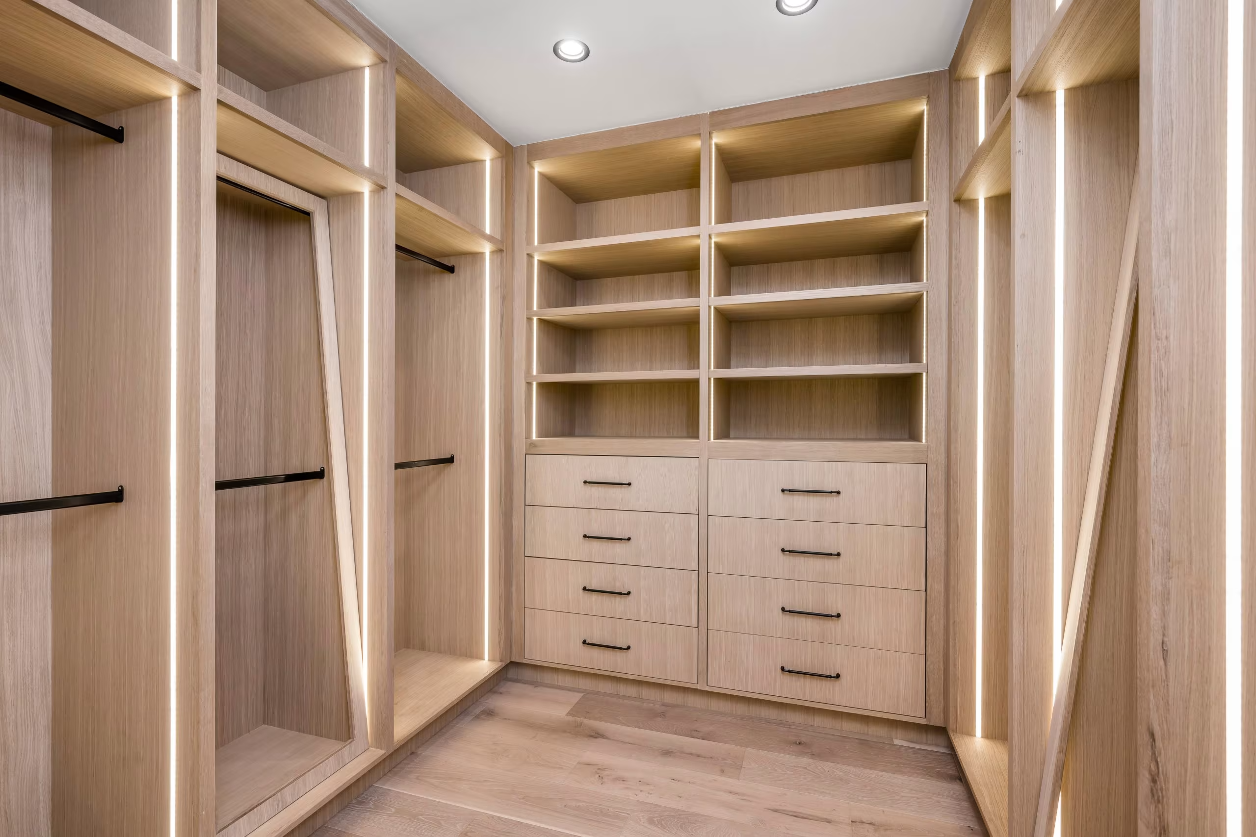 Walk-In Closet Cabinets vs. Reach-In Closet Cabinets: Which Design Is Right for Your Space?